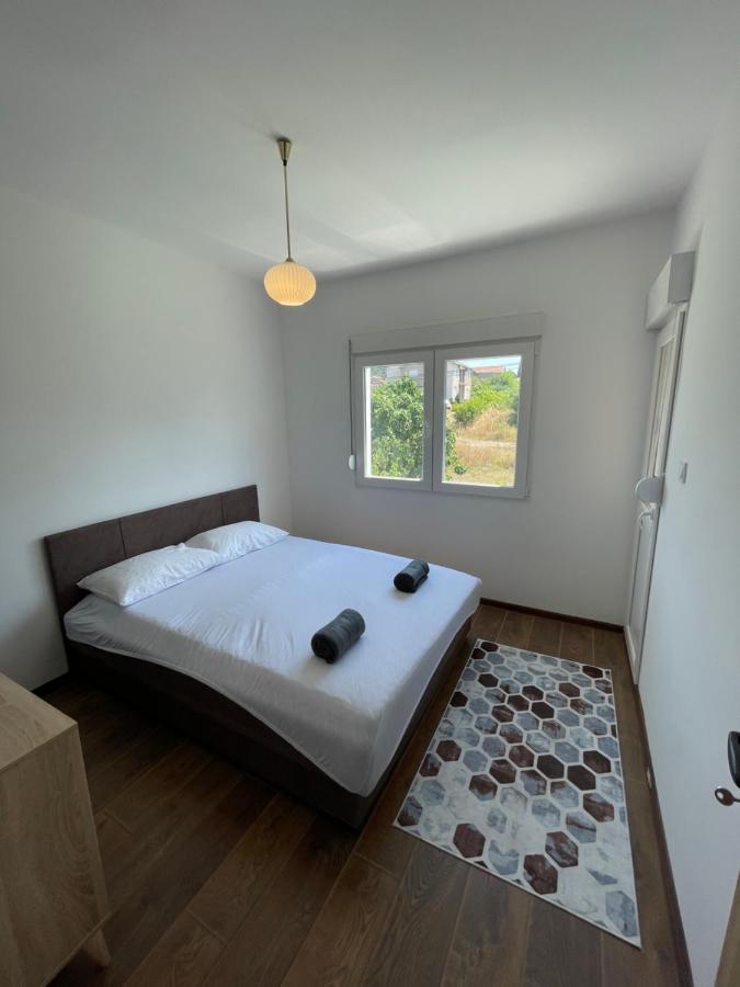 Entire 1-Bedroom Apartment With Free Parking 波德戈里察 外观 照片