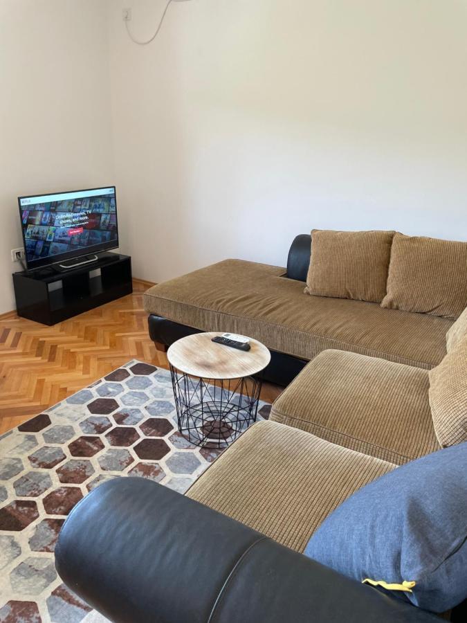 Entire 1-Bedroom Apartment With Free Parking 波德戈里察 外观 照片